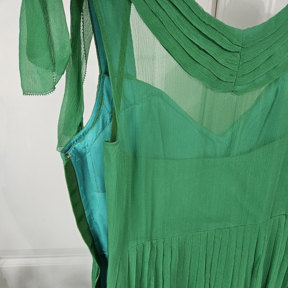 Elegant Green Pleated Dress - Picture 3 of 7